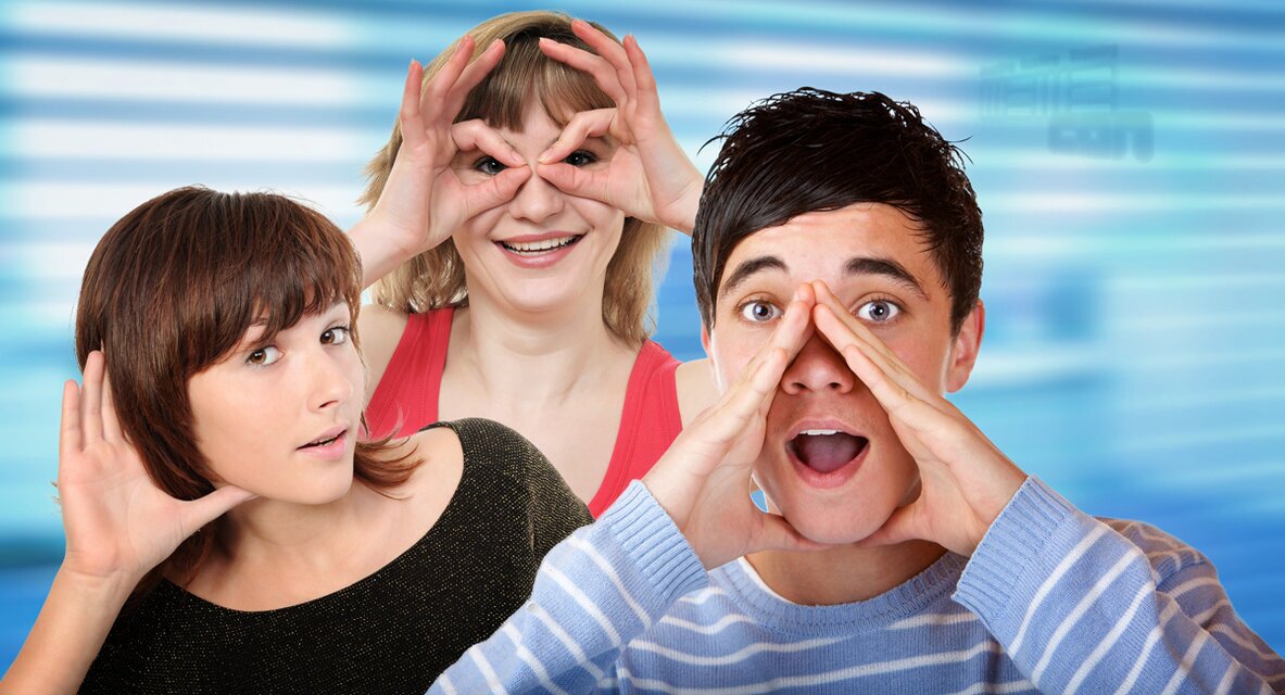 Managing communication Photo: A man calls out, a woman looks, and a woman listens.<br />©Andriianov, ©fotodesign-jegg, ©BildPix.de, ©memephoto